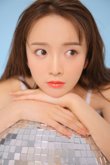 和尚吮她的花蒂和奶水视频