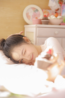 火车包厢3男1女共处一室